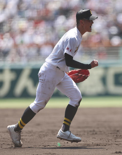 石橋対聖和学園 5回裏聖和学園2死一、三塁、佐藤を遊ゴロに仕留めガッツポーズする入江(撮影・前田充)