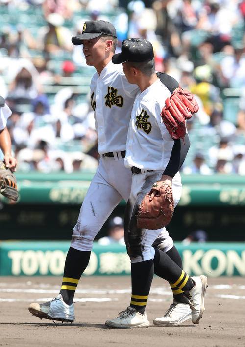 石橋対聖和学園 6回裏聖和学園2死一塁、千葉を中飛にした入江(左)はナインの肩を借りてベンチに戻る(撮影・白石智彦)