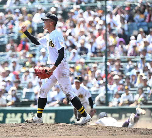 石橋対聖和学園 最後の打者を打ち取りガッツポーズする石橋・入江(撮影・和賀正仁)