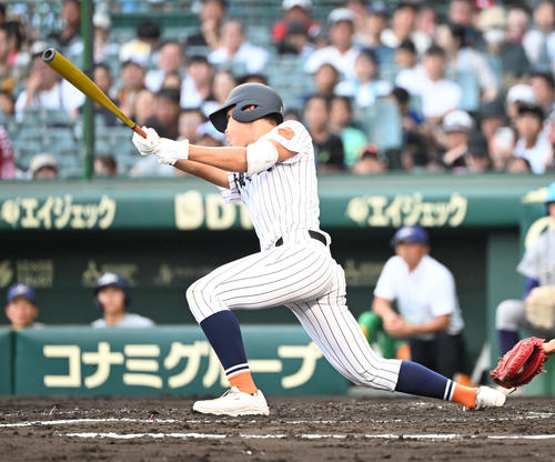 滋賀学園対花巻東 2回裏滋賀学園無死一、三塁、中前適時打を放つ作田(撮影・和賀正仁)