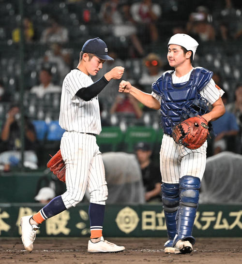 滋賀学園対花巻東 花巻東に完封勝利し捕手杉本(右)とタッチを交わす滋賀学園・脇本(中央)(撮影・和賀正仁)
