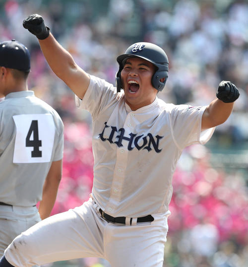 青森山田対長野日大 7回裏長野日大1死一、二塁、代打松本は右前適時打を放ちベンチに向かってガッツポーズする(撮影・白石智彦)