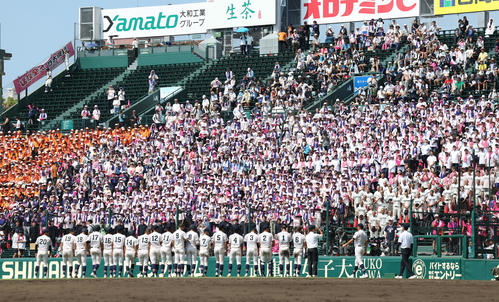 青森山田対長野日大 青森山田に敗れ応援団にあいさつする長野日大ナイン(撮影・前田充)
