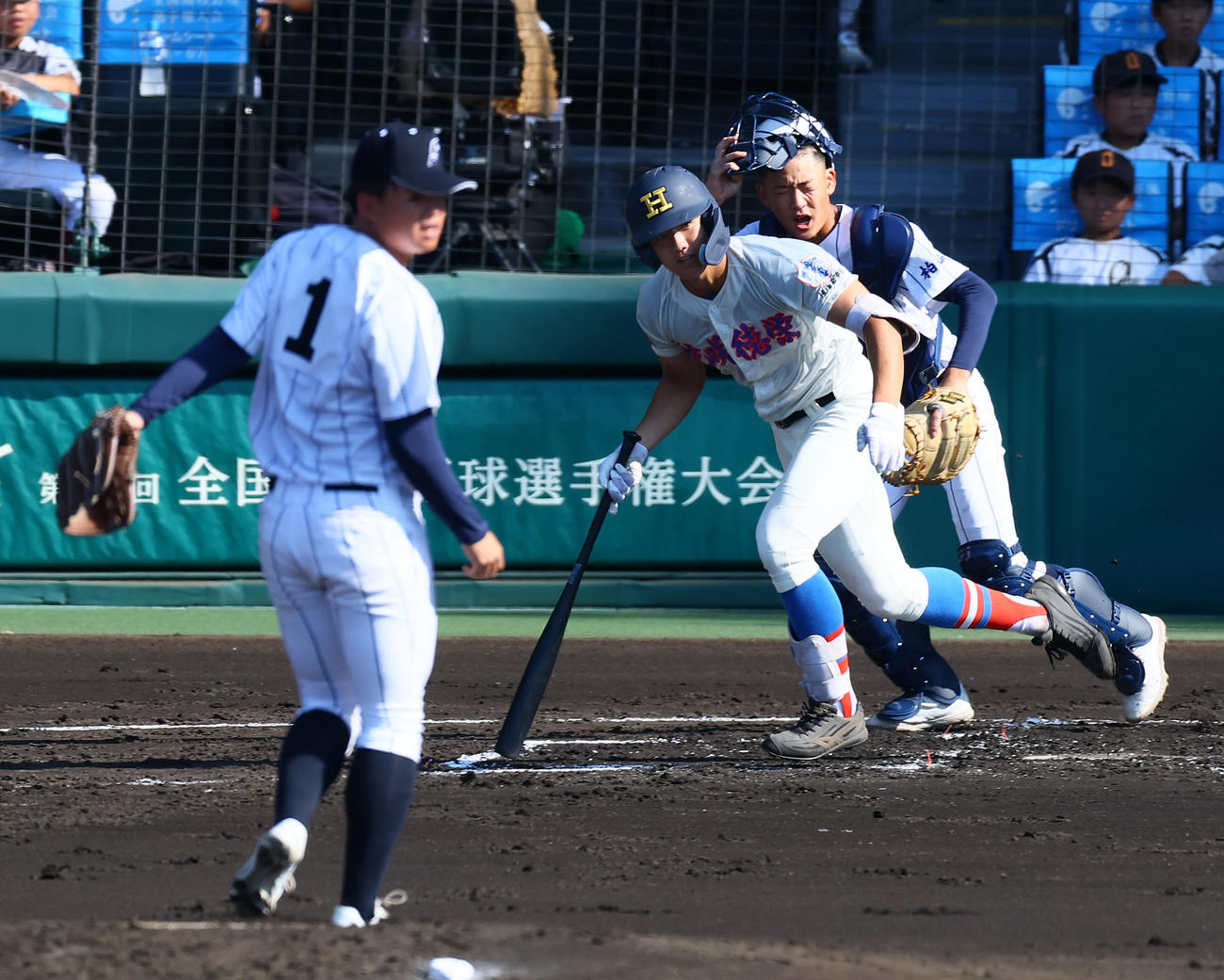 新潟産大付対花咲徳栄　2回裏花咲徳栄無死、石塚は左前打を放つ。投手宮田（撮影・加藤哉）
