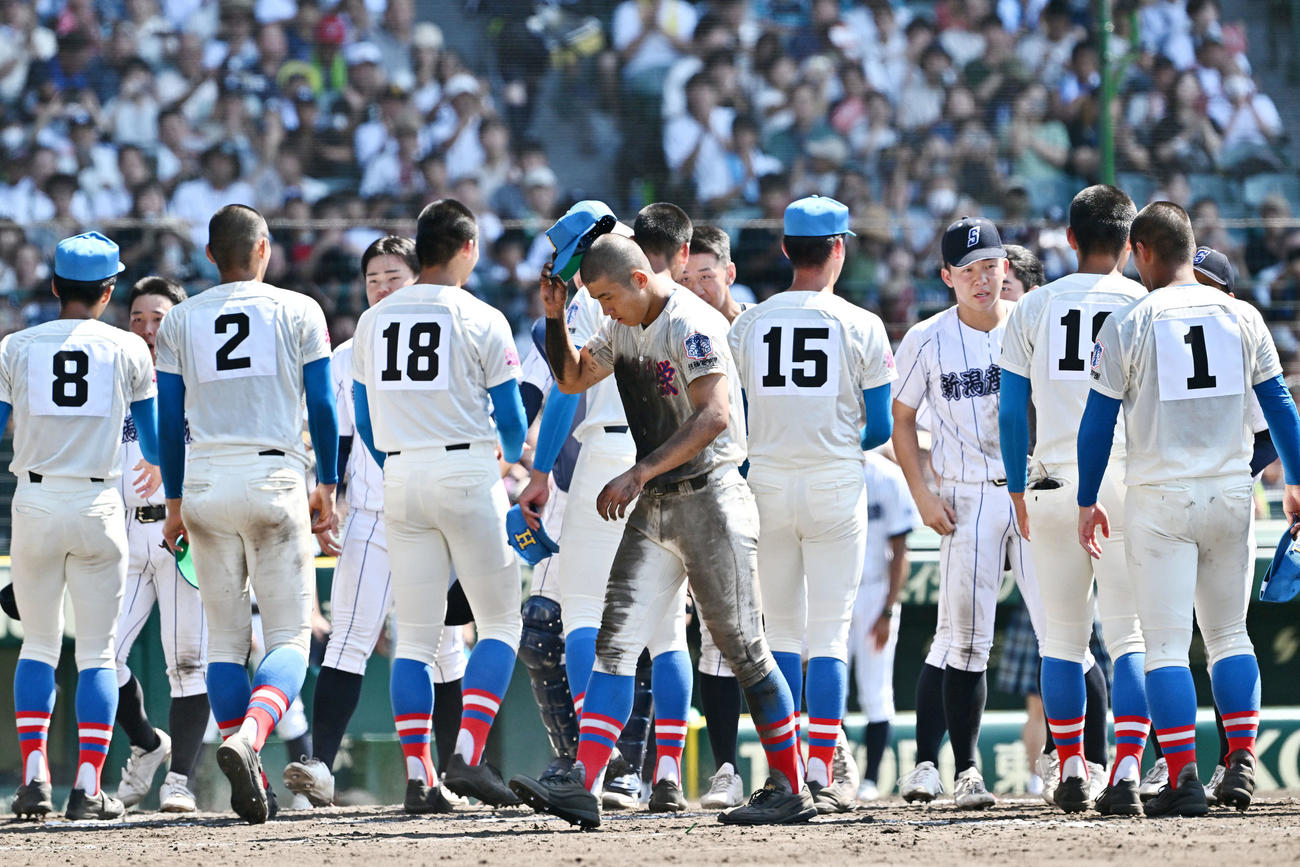 花咲徳栄対新潟産大付　初戦敗退し引き揚げる花咲徳栄・石塚（手前）（撮影・滝沢徹郎）