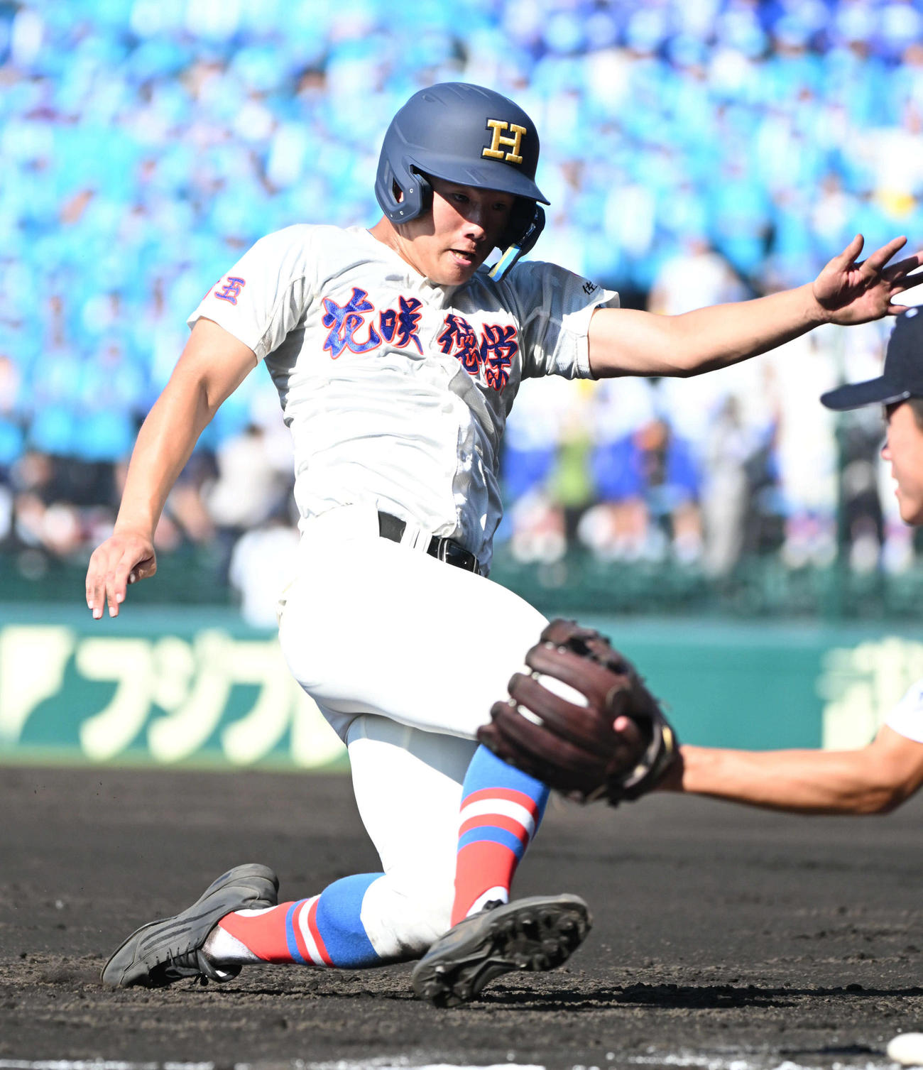 新潟産大付対花咲徳栄　2回裏花咲徳栄無死二塁、田島蓮夢の犠飛で三進する石塚裕惺（撮影・石井愛子）