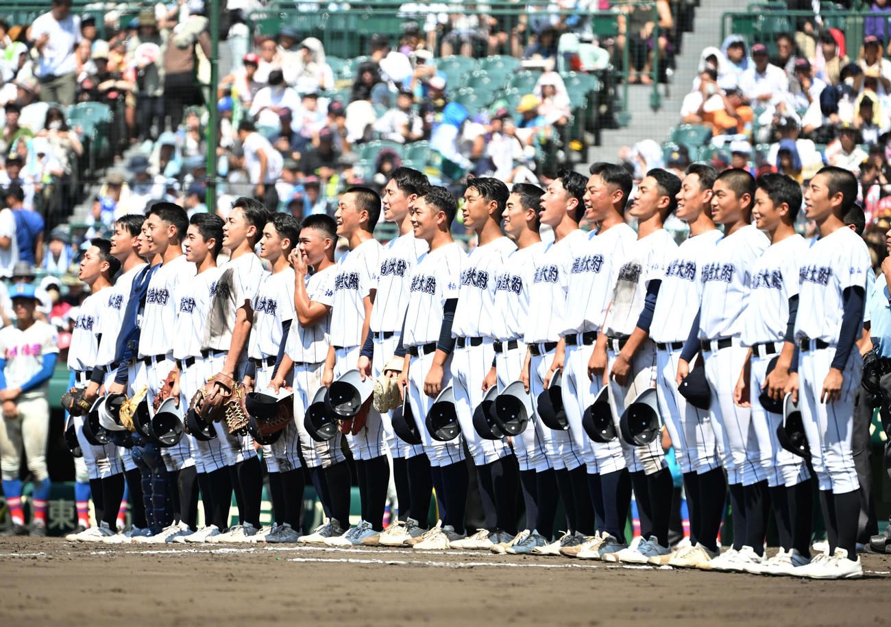 新潟産大付対花咲徳栄　花咲徳栄に勝利し校歌を歌う新潟産大付ナイン（撮影・石井愛子）