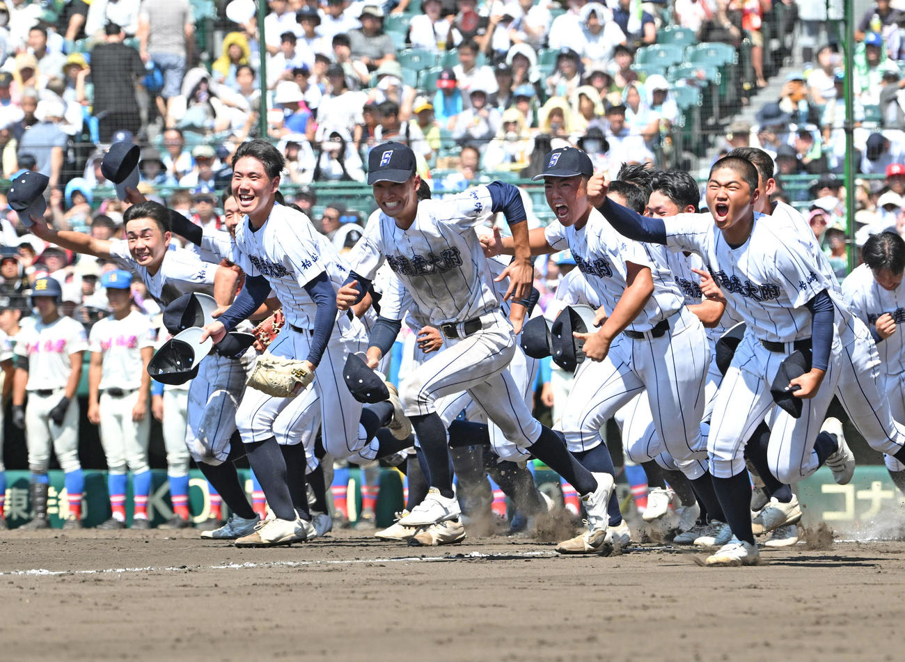 新潟産大付対花咲徳栄　花咲徳栄に勝利しアルプスに駆け出す新潟産大付ナイン（撮影・石井愛子）