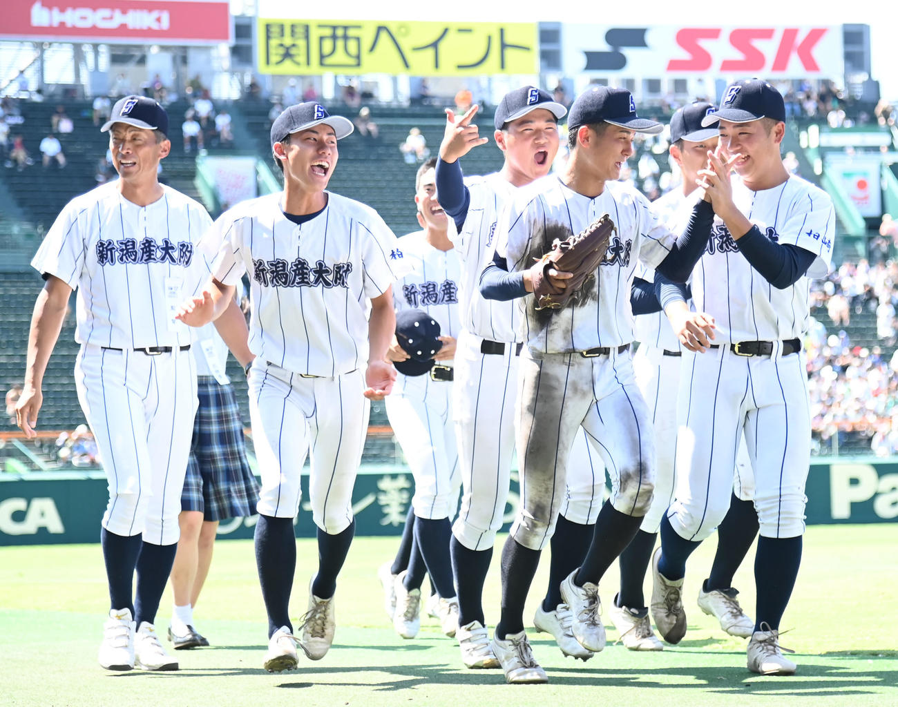 新潟産大付対花咲徳栄　花咲徳栄に勝利し喜ぶ新潟産大付ナイン（撮影・石井愛子）