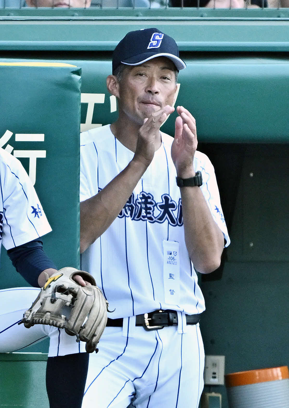 花咲徳栄対新潟産大付　戦況を見守る新潟産大付・吉野監督（撮影・滝沢徹郎）