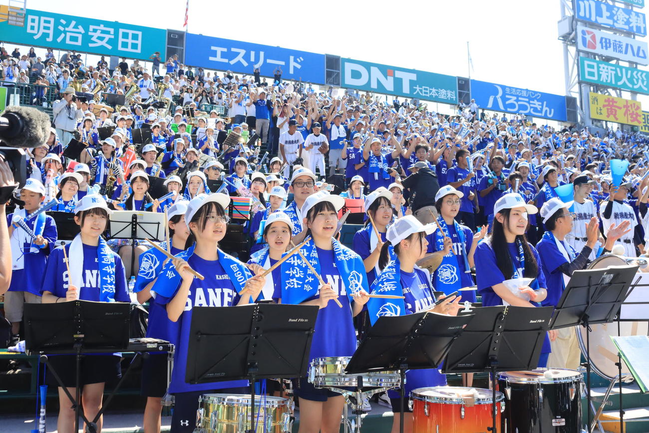 三塁側アルプススタンドで応援する新潟産大付の吹奏楽部ほか（撮影・保坂果那）