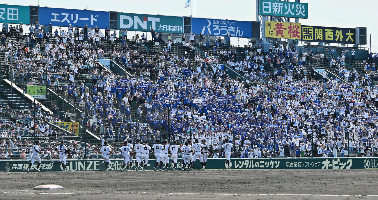 花咲徳栄対新潟産大付　甲子園初勝利し応援団のもとに駆け出す新潟産大付の選手たち（撮影・滝沢徹郎）