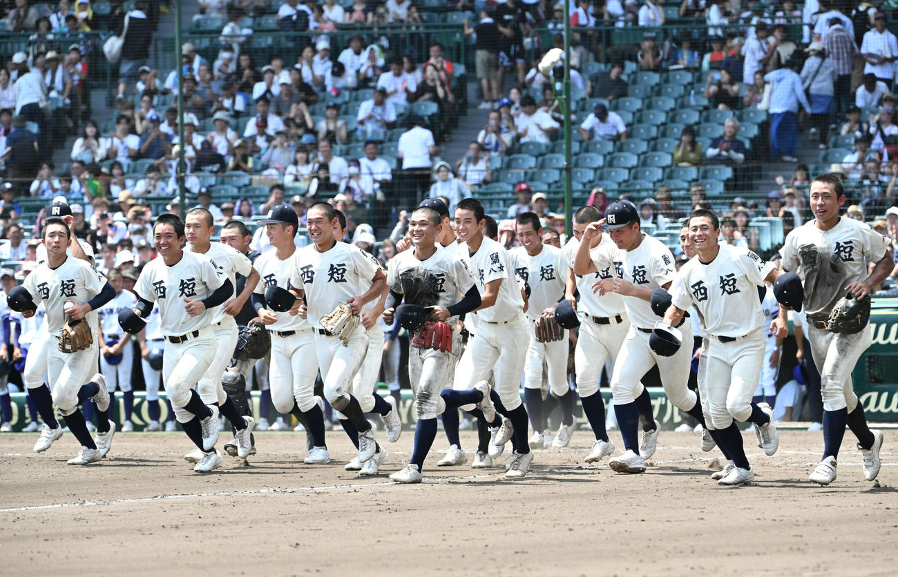 金足農対西日本短大付　金足農に勝利しアルプスに駆け出す西日本短大付ナイン（撮影・石井愛子）