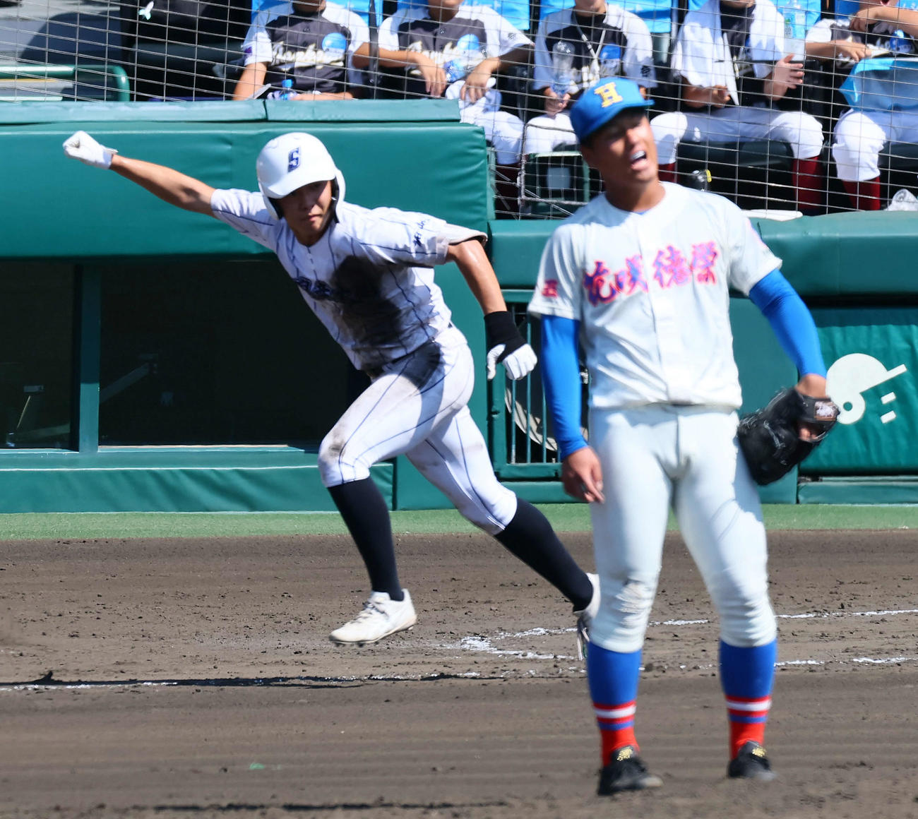 新潟産大付対花咲徳栄　7回表新潟産大付2死三塁、多田は勝ち越し左適時打を放ち、ガッツポーズ。投手上原（撮影・加藤哉）