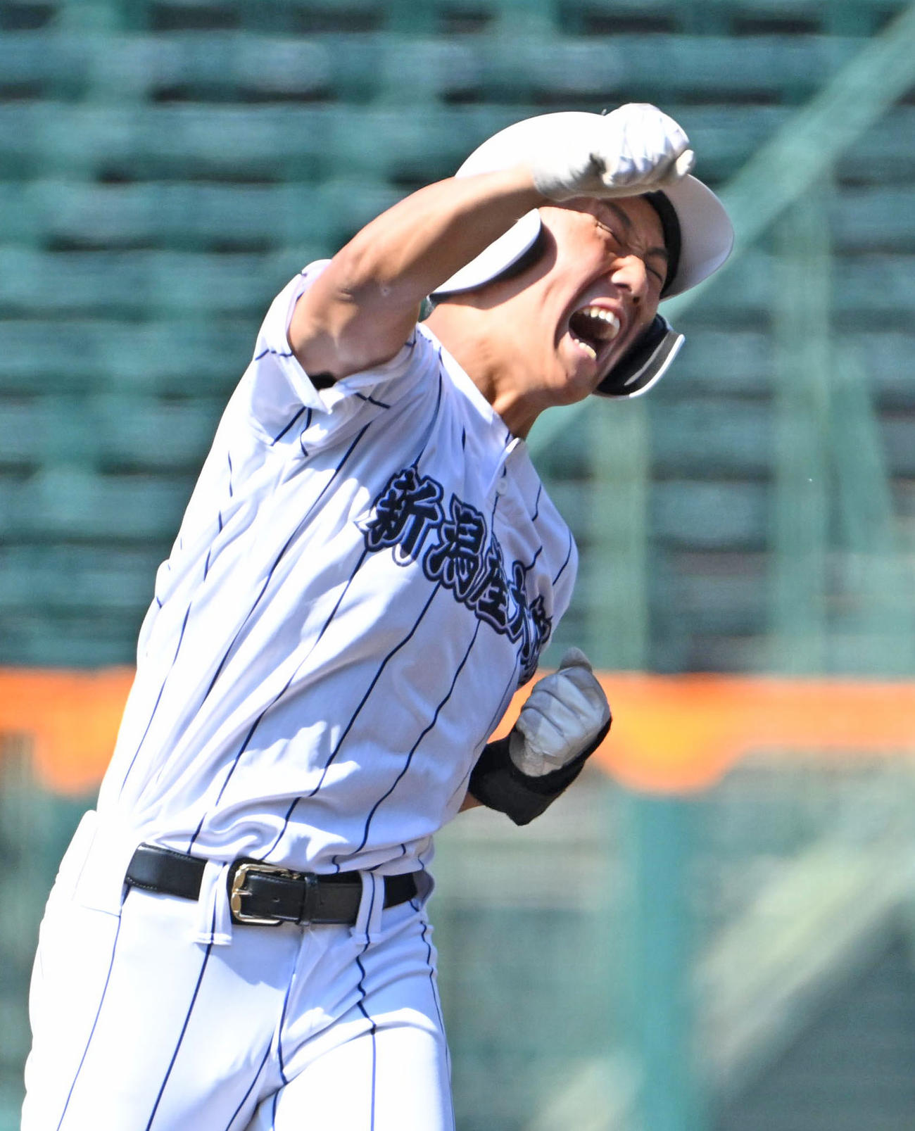 新潟産大付対花咲徳栄　6回表新潟産大付2死二塁、千野虹輝は同点の中適時打を放つ（撮影・石井愛子）