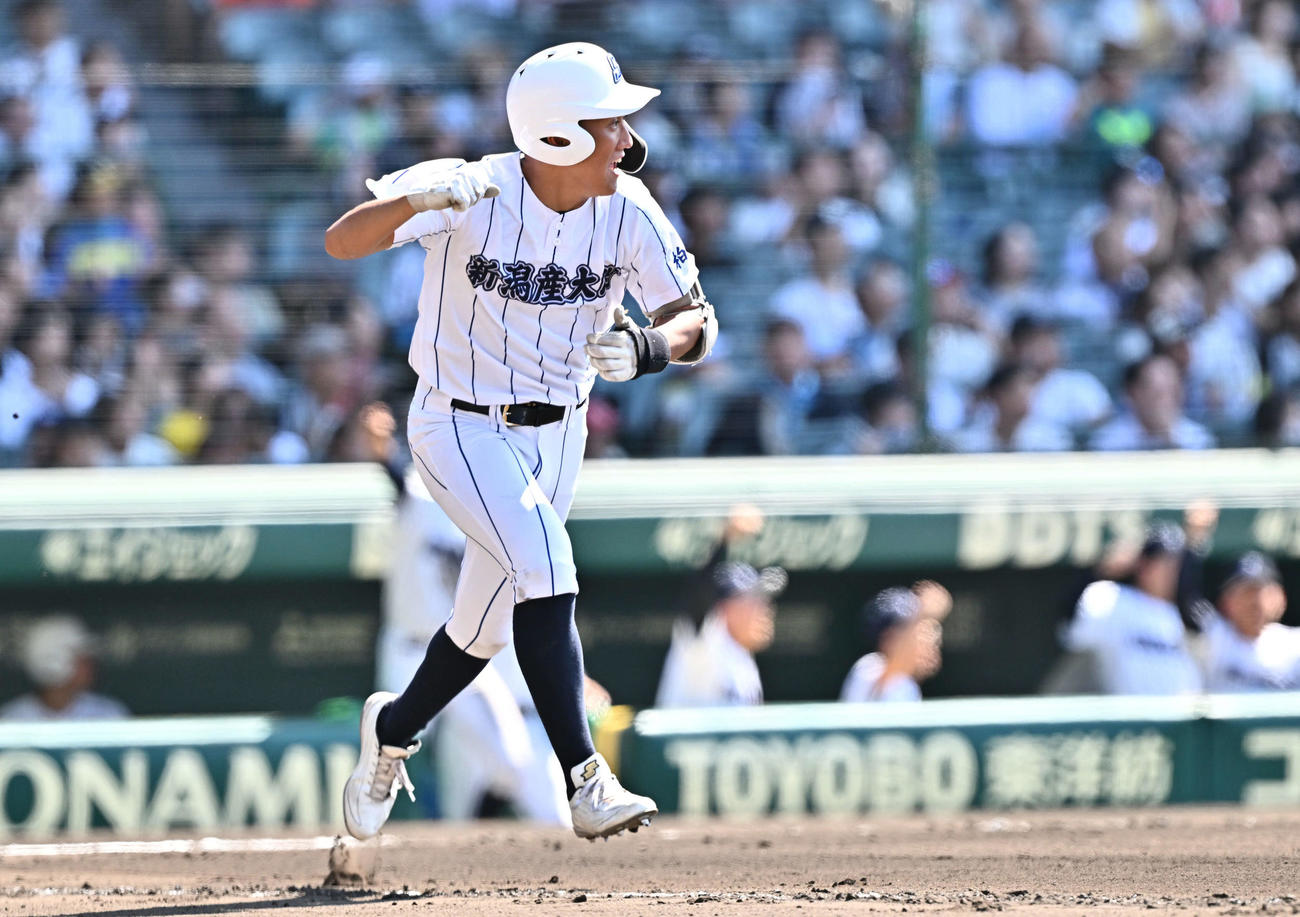 花咲徳栄対新潟産大付　6回表新潟産大付2死三塁、千野は適時二塁打を放ちガッツポーズする（撮影・滝沢徹郎）