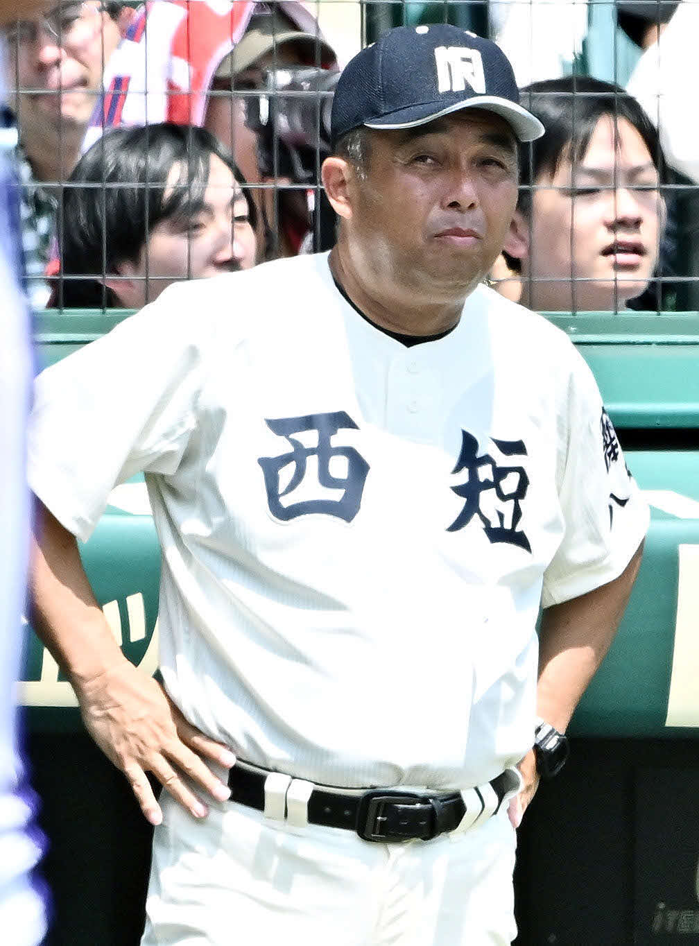 西日本短大付対金足農　9回裏、戦況を見守る西日本短大付・西村監督（撮影・滝沢徹郎）