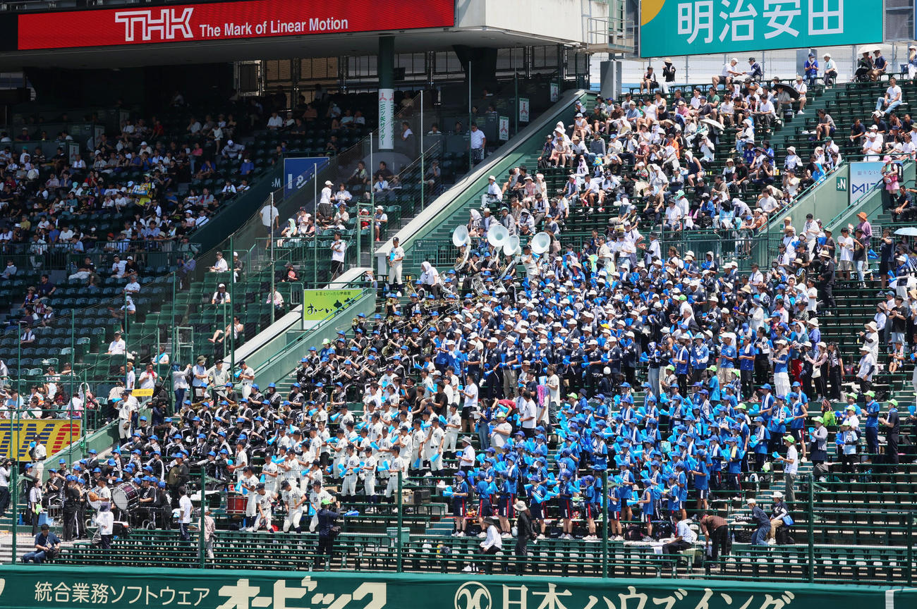 金足農対西日本短大付　西日本短大付応援団は「にしたんクリニック」のCM音楽を吹奏し選手にエールを送る（撮影・加藤哉）