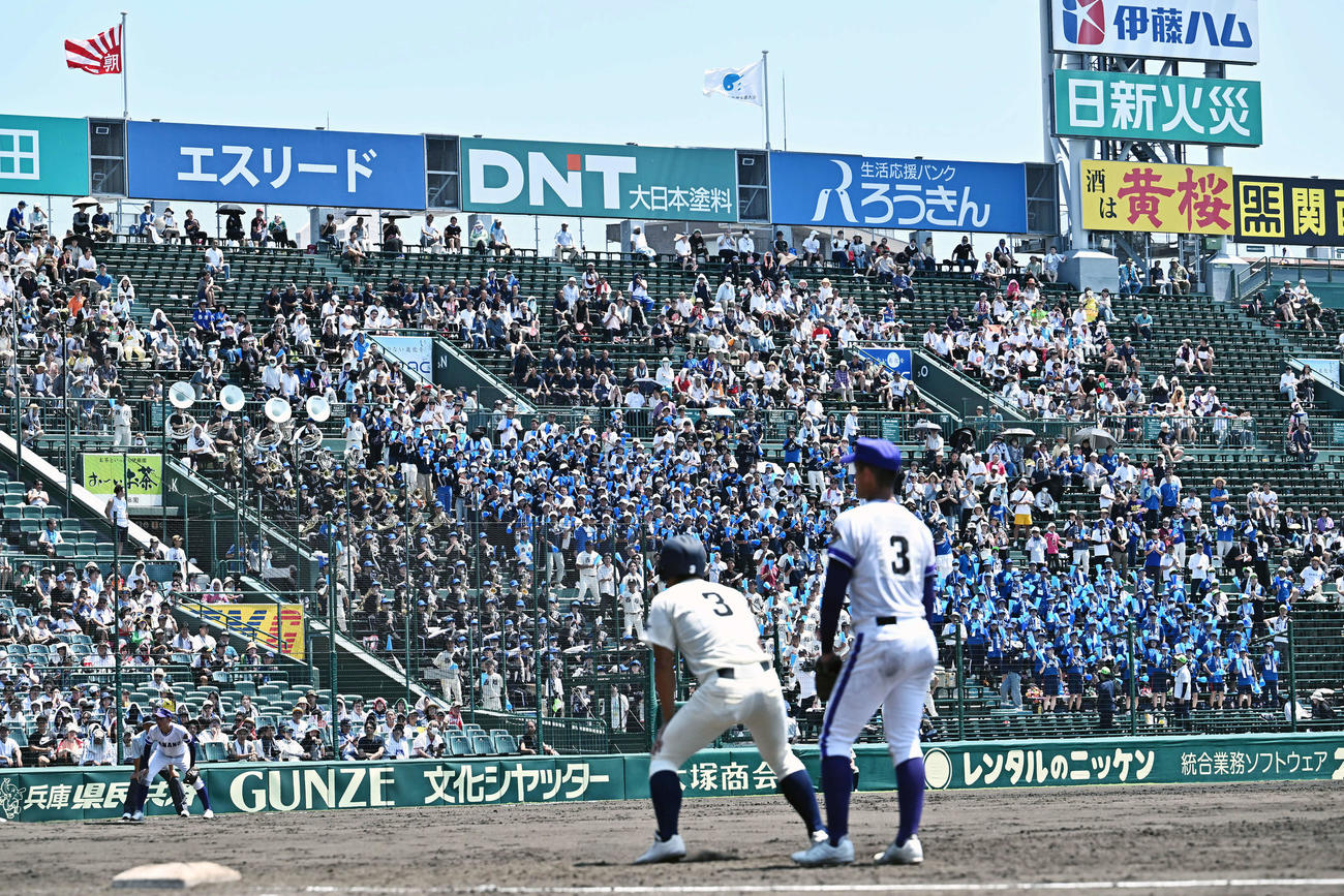 金足農対西日本短大付　アルプス席で盛り上がる西日本短大付の応援団（撮影・滝沢徹郎）