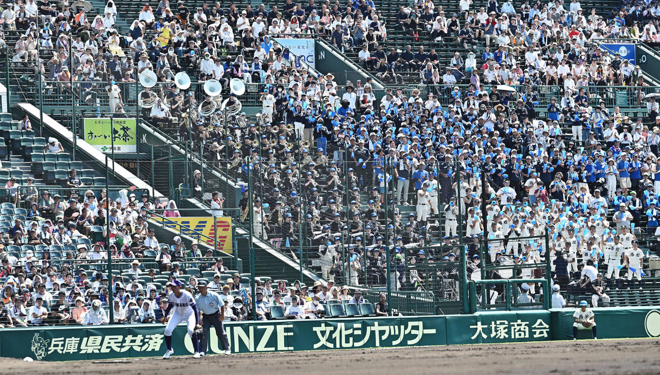 金足農対西日本短大付　アルプス席で盛り上がる西日本短大付の応援団（撮影・滝沢徹郎）