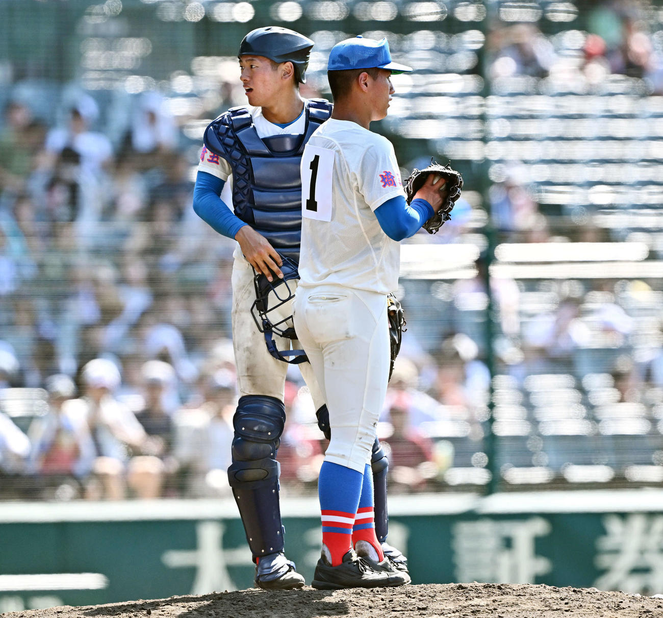 花咲徳栄対新潟産大付　6回裏、マウンドで話す花咲徳栄・田端（左）と上原（撮影・滝沢徹郎）