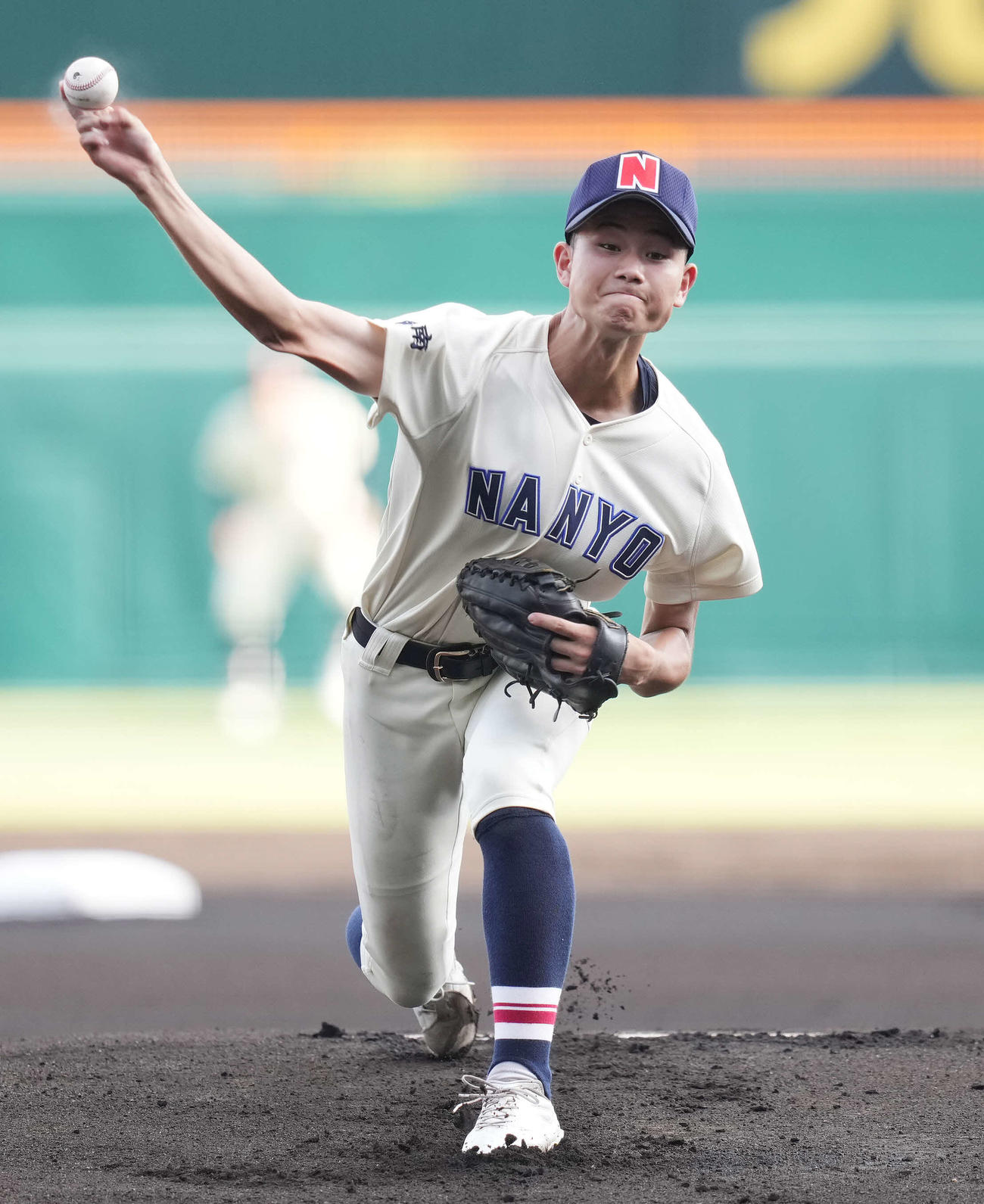 南陽工対菰野　先発し力投する南陽工・阿部（撮影・鈴木みどり）