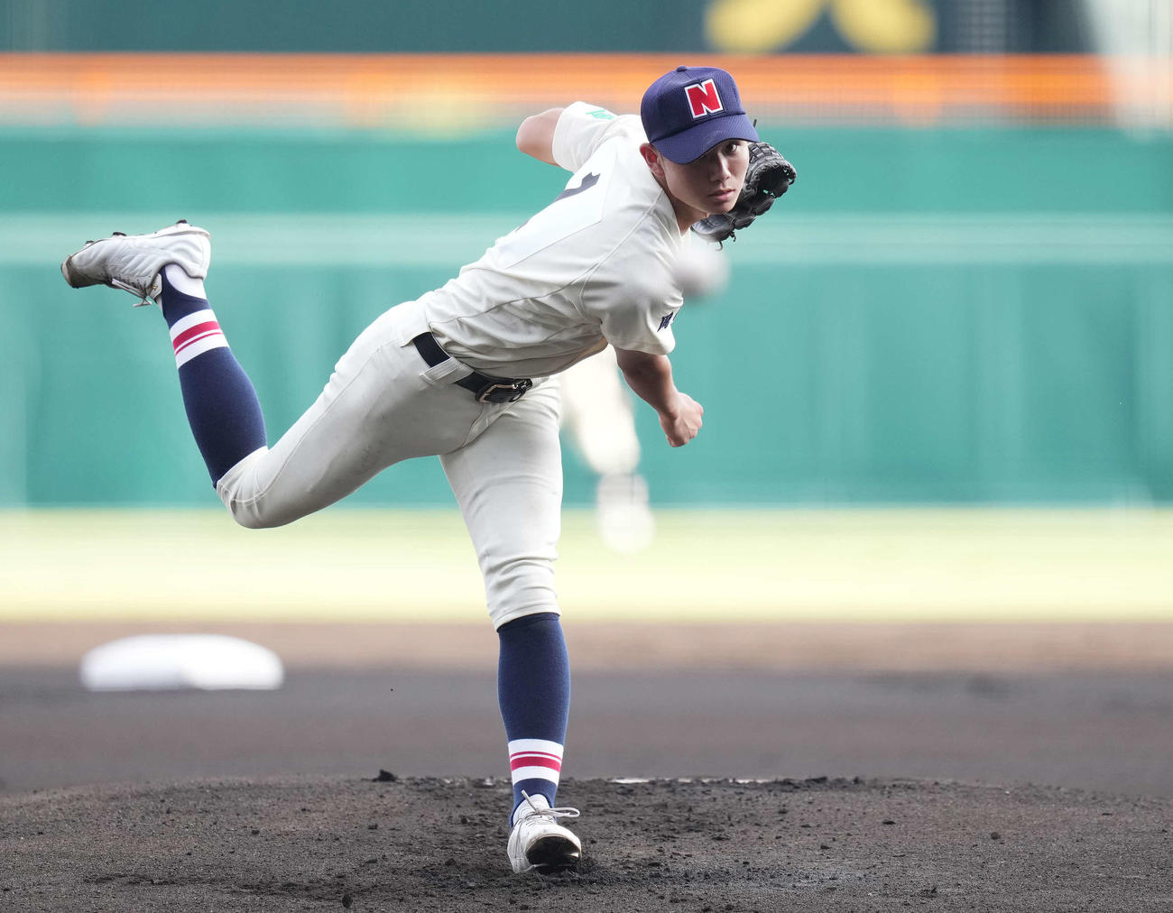菰野対南陽工　先発し力投する南陽工・阿部（撮影・鈴木みどり）