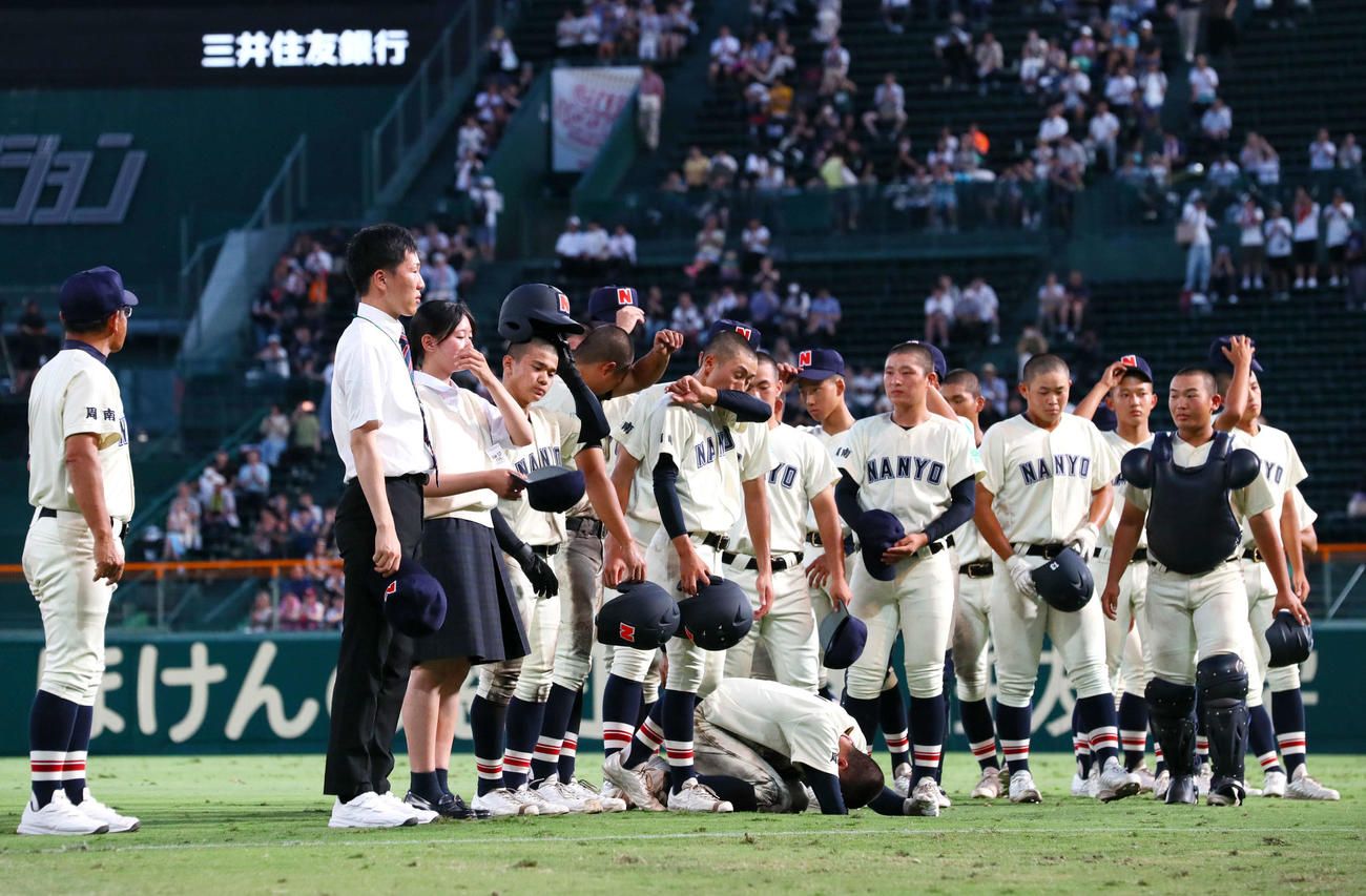 菰野対南陽工　菰野に敗れ涙を流す南陽工（撮影・上山淳一）