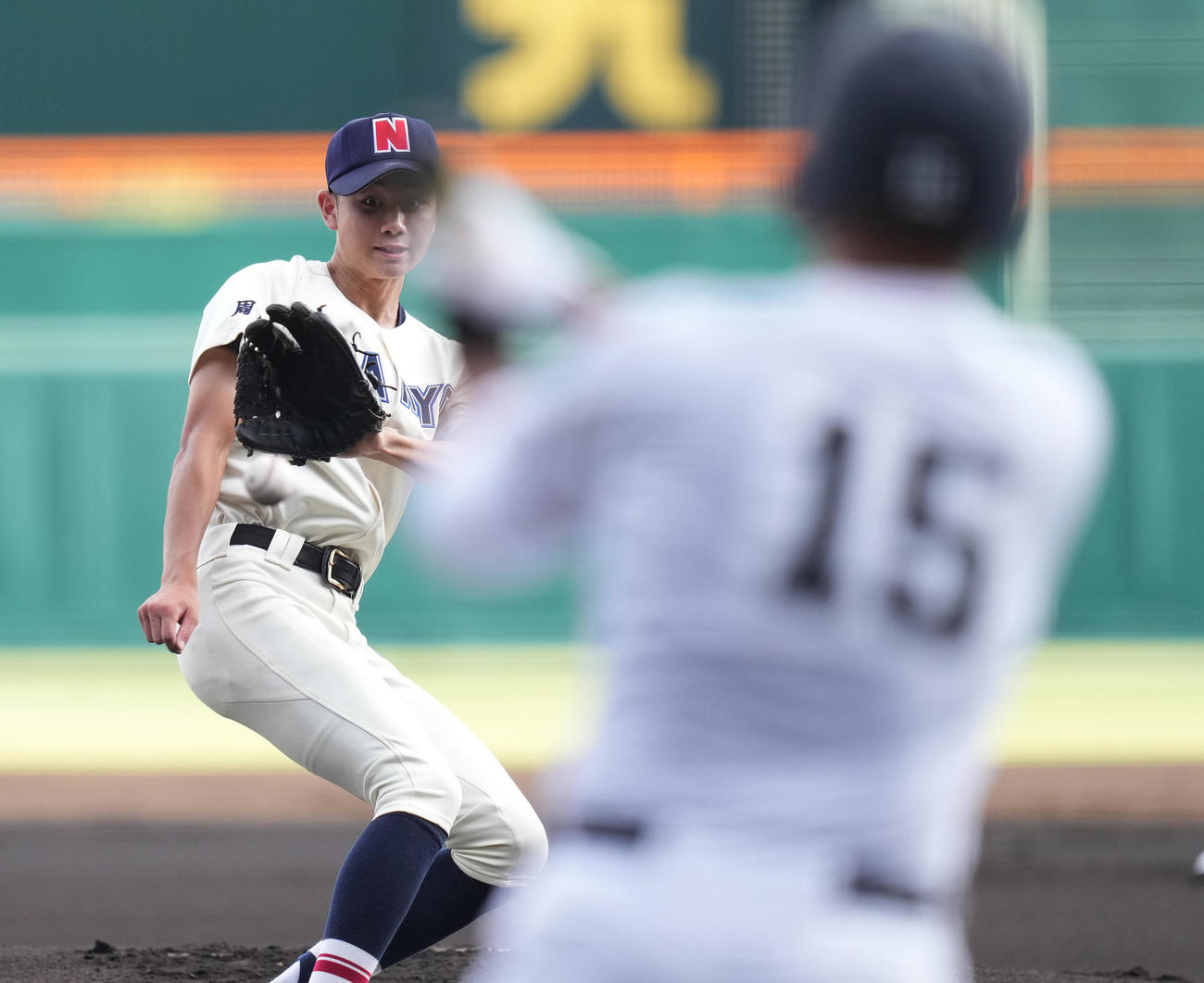 菰野対南陽工　1回表菰野1死一、三塁、野田の打球を捕球し投ゴロに仕留めるも、先制を許す阿部（撮影・鈴木みどり）