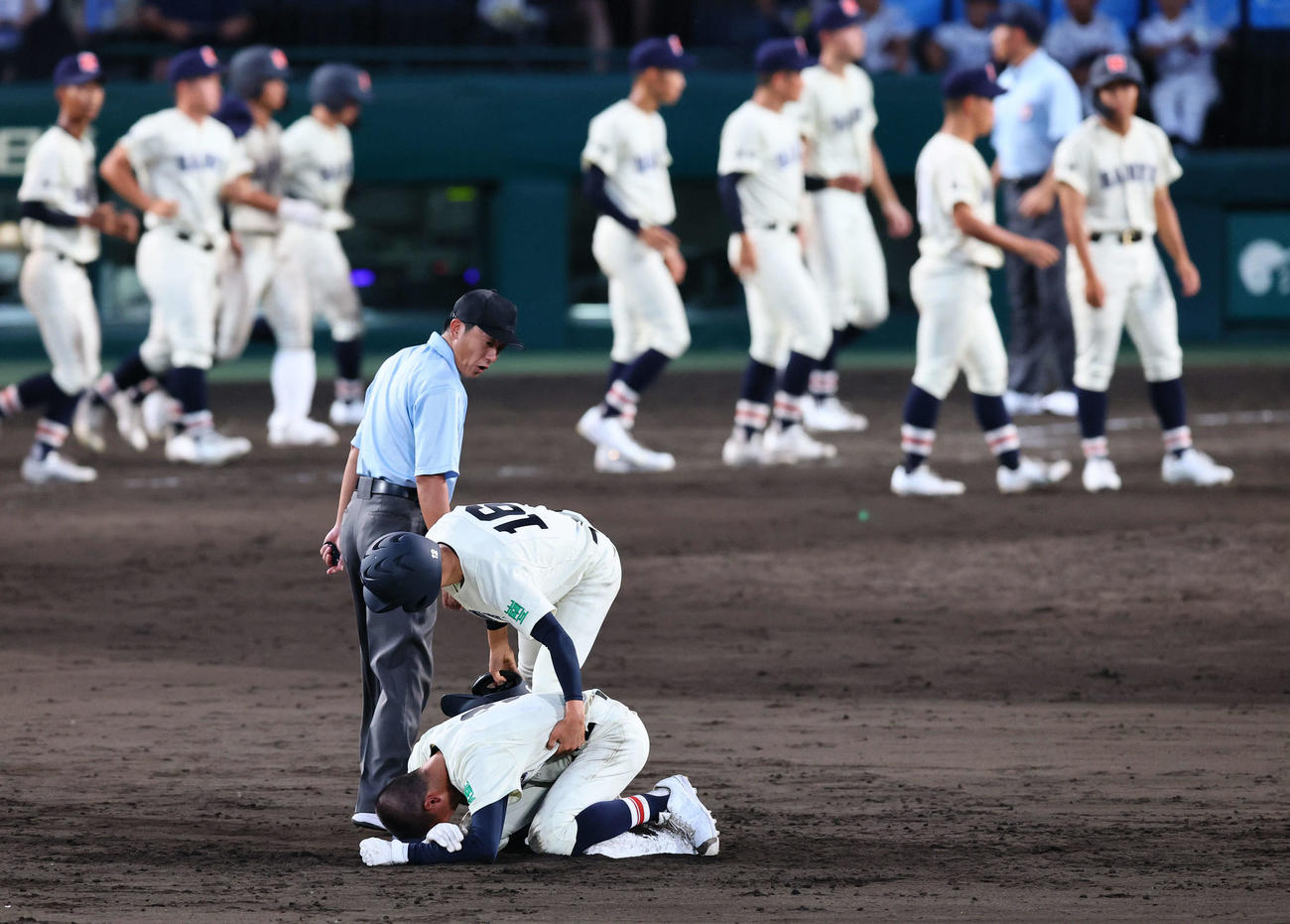 菰野対南陽工　9回裏南陽工2死一塁、一走温水（手前）は、岩本の二塁ゴロで二封され試合終了となり泣き崩れる（撮影・藤尾明華）