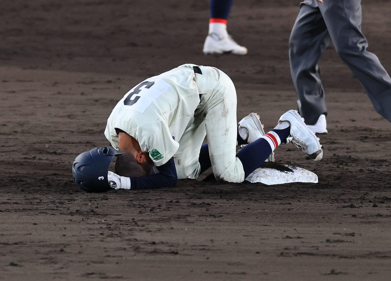 菰野対南陽工　菰野に敗れ二塁上で泣き崩れる南陽工・温水（撮影・藤尾明華）