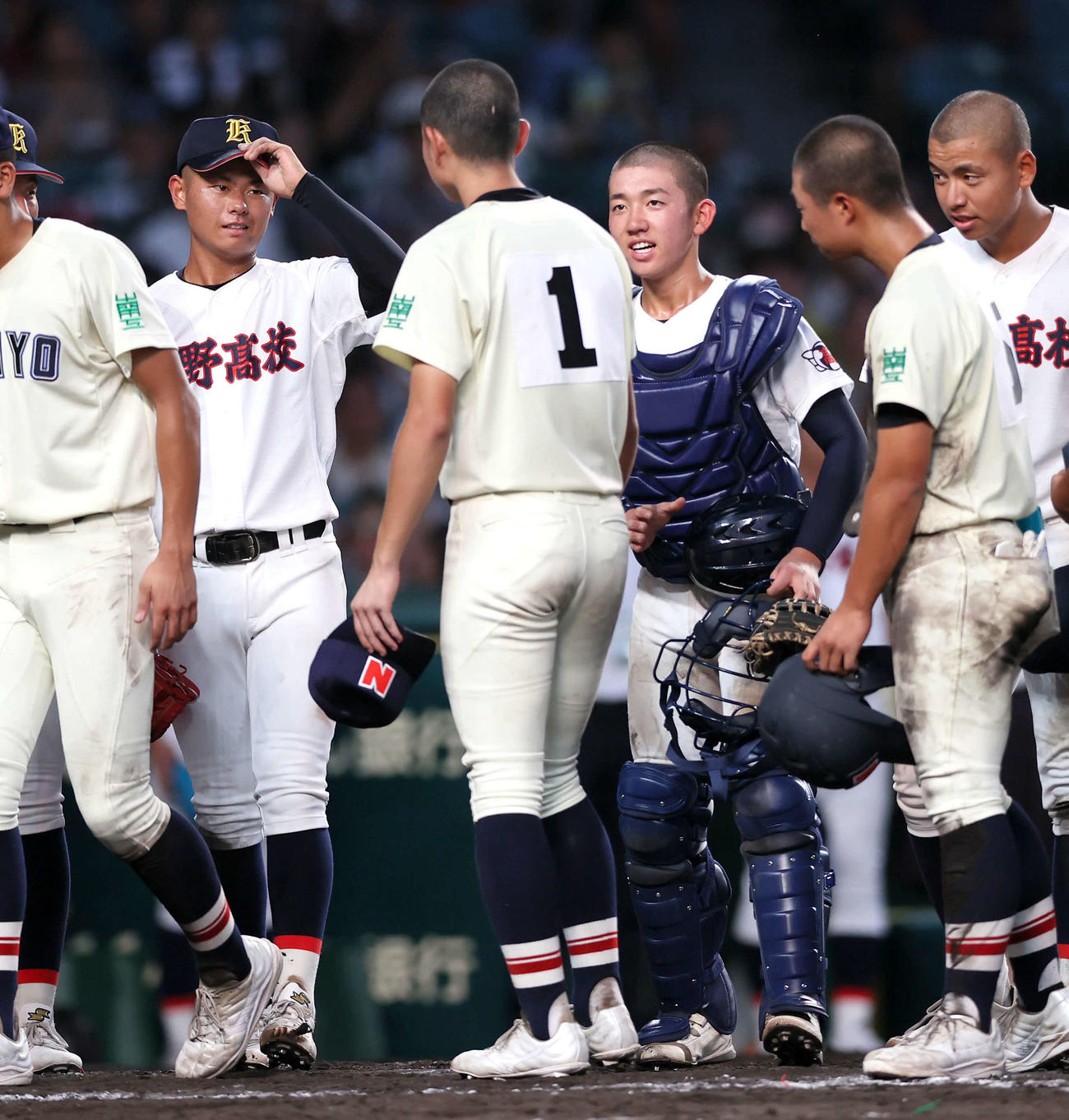 菰野対南陽工　試合後、南陽工エース阿部（1）と健闘をたたえ合う菰野エース栄田（左）（撮影・上山淳一）