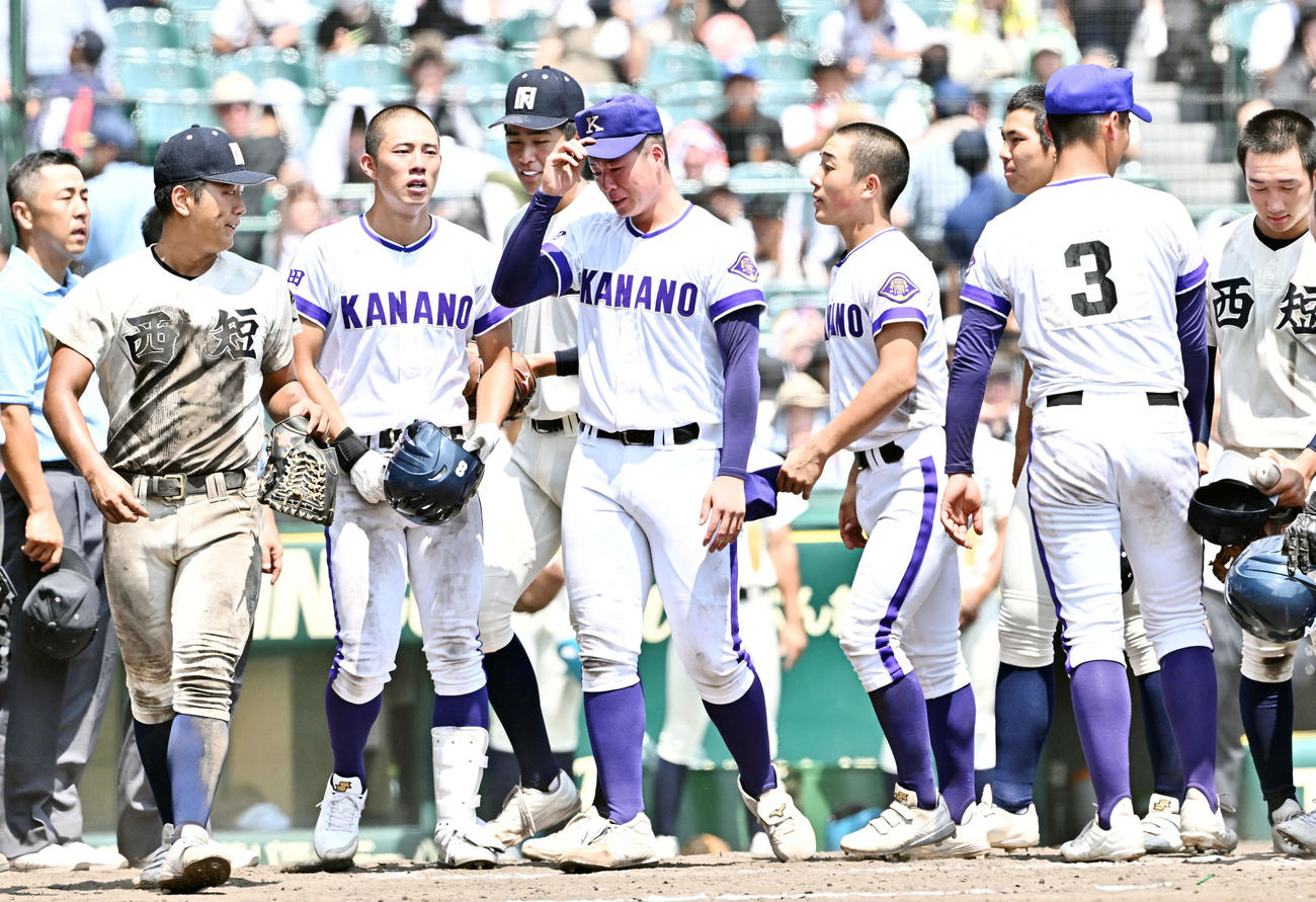 金足農対西日本短大付　初戦敗退し涙を流す金足農・吉田（中央）（撮影・滝沢徹郎）