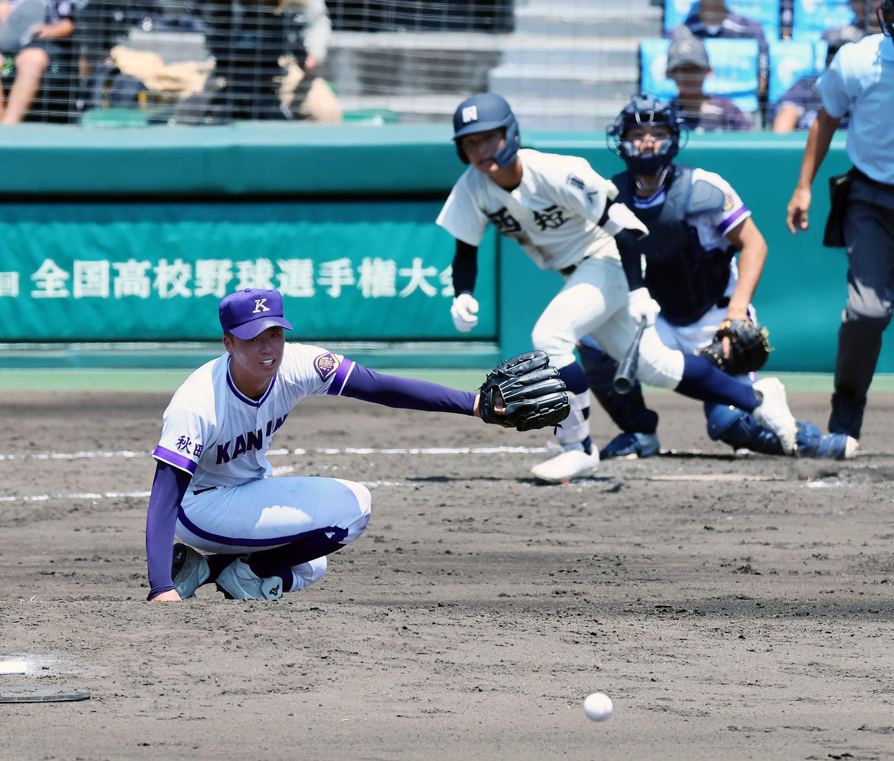 金足農対西日本短大付　3回裏西日本短大付無死、吉田は井上の打球にグラブを出すが捕球出来ず中前打となる（撮影・加藤哉）