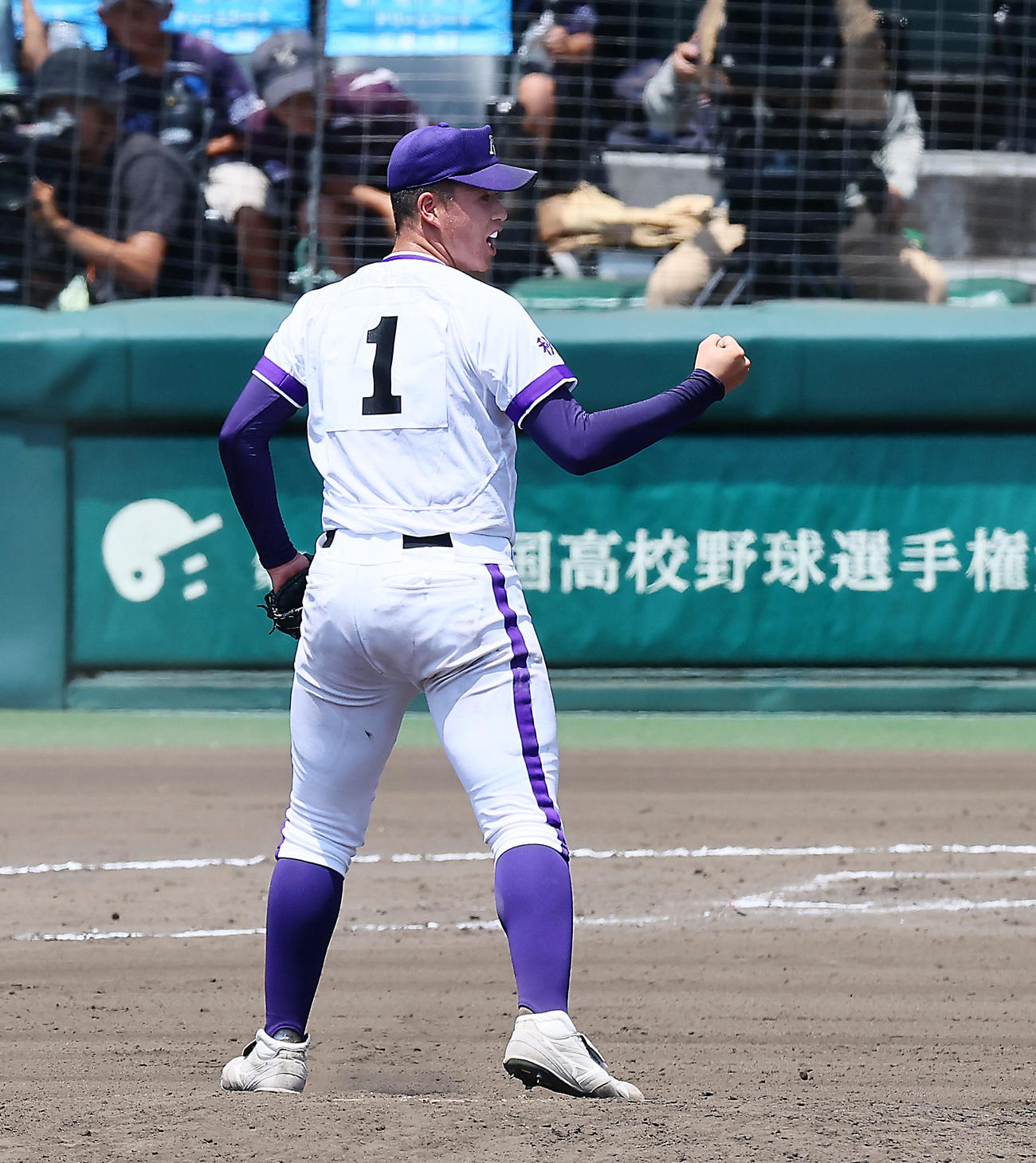 金足農対西日本短大付　7回裏西日本短大付2死二塁、吉田は荒木を左邪飛に仕留めマウンドでガッツポーズを見せる（撮影・加藤哉）