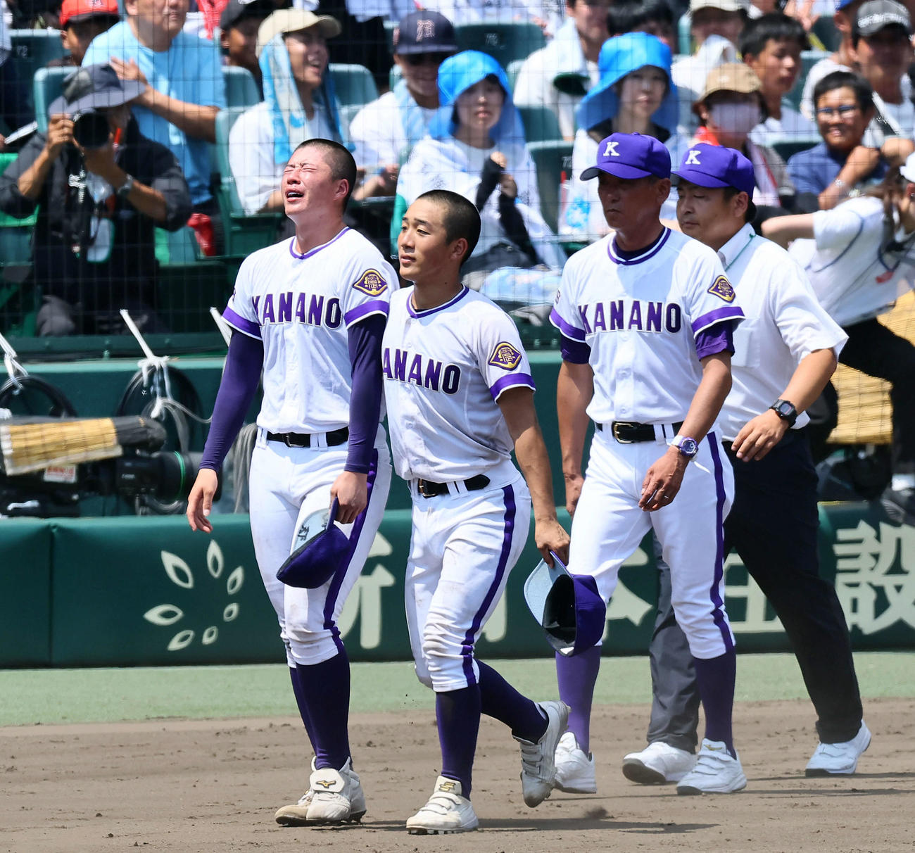 金足農対西日本短大付　西日本短大付に敗れアルプススタンドへあいさつに向かう金足農・吉田は号泣（撮影・加藤哉）