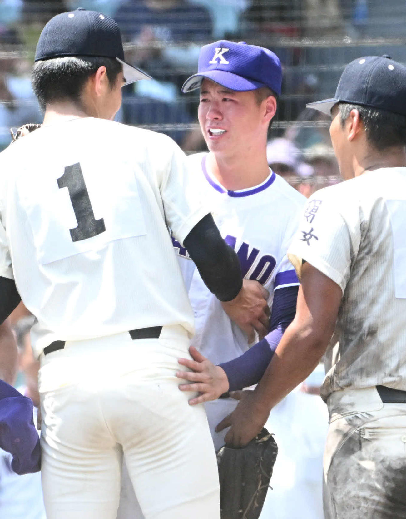 金足農対西日本短大付　試合終了後に西日本短大付・村上（左）とあいさつをする金足農・吉田（撮影・石井愛子）
