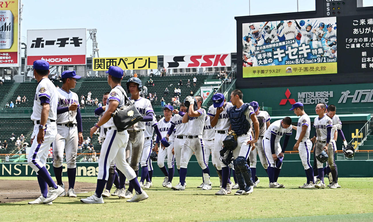 金足農対西日本短大付　初戦敗退し涙を流す金足農の選手たち（撮影・滝沢徹郎）