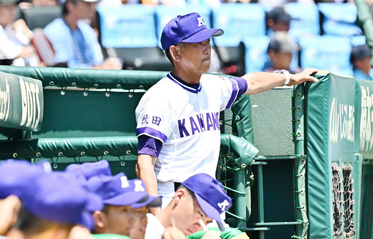 金足農対西日本短大付　戦況を見守る金足農・中泉監督（撮影・滝沢徹郎）