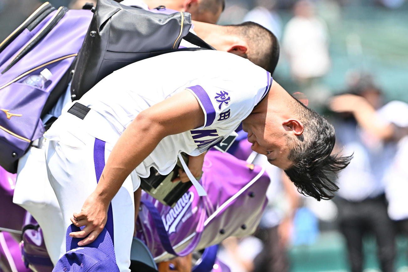 金足農対西日本短大付　試合後、一礼する金足農・高橋コーチ（手前）（撮影・滝沢徹郎）