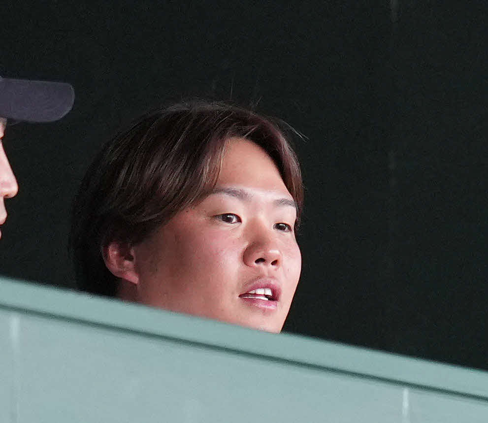 菰野対南陽工　観戦に訪れた阪神西勇（右）（撮影・鈴木みどり）
