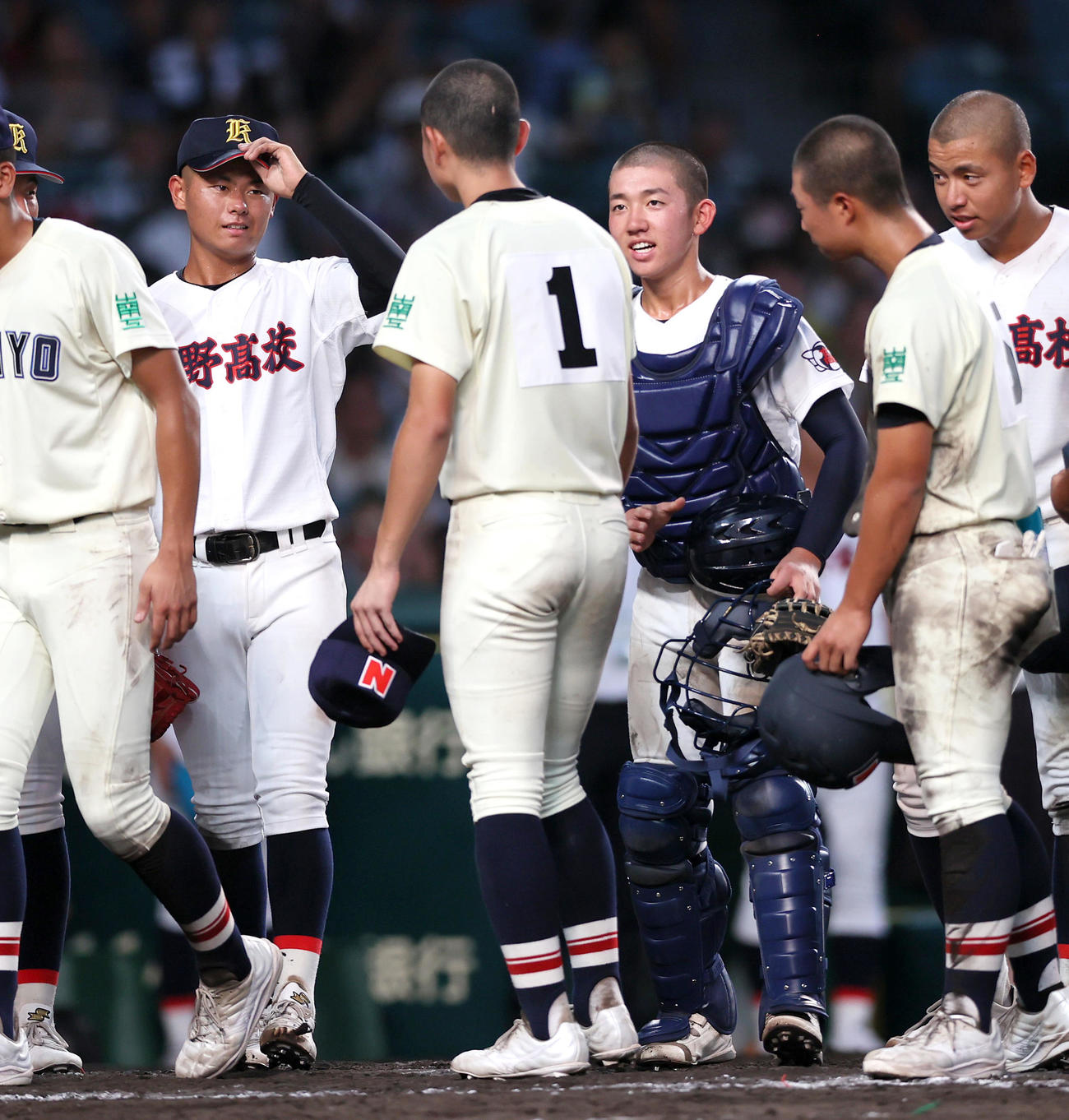菰野対南陽工　試合後、南陽工エース阿部（1）と健闘をたたえ合う菰野エース栄田（左）と栗本（同3人目）（撮影・上山淳一）
