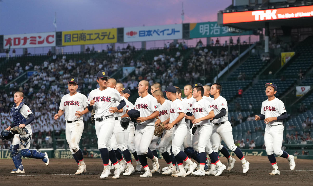 菰野対南陽工　南陽工に勝利し、応援団の前へ向かう菰野ナイン（撮影・鈴木みどり）