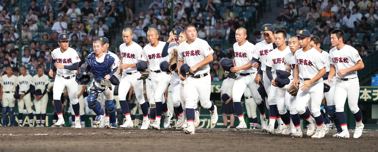 菰野対南陽工　南陽工に勝利し、応援団の前へ向かう菰野ナイン（撮影・鈴木みどり）