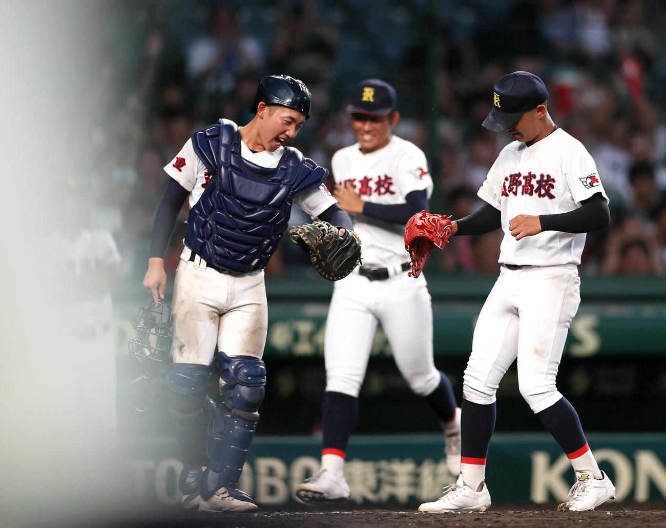 菰野対南陽工　9回裏南陽工2死、一、二塁、最終打者・代打・岩本を遊ゴロに仕留めゲームセット。捕手・栗本（左）とエース栄田はタッチをかわす（撮影・上山淳一）