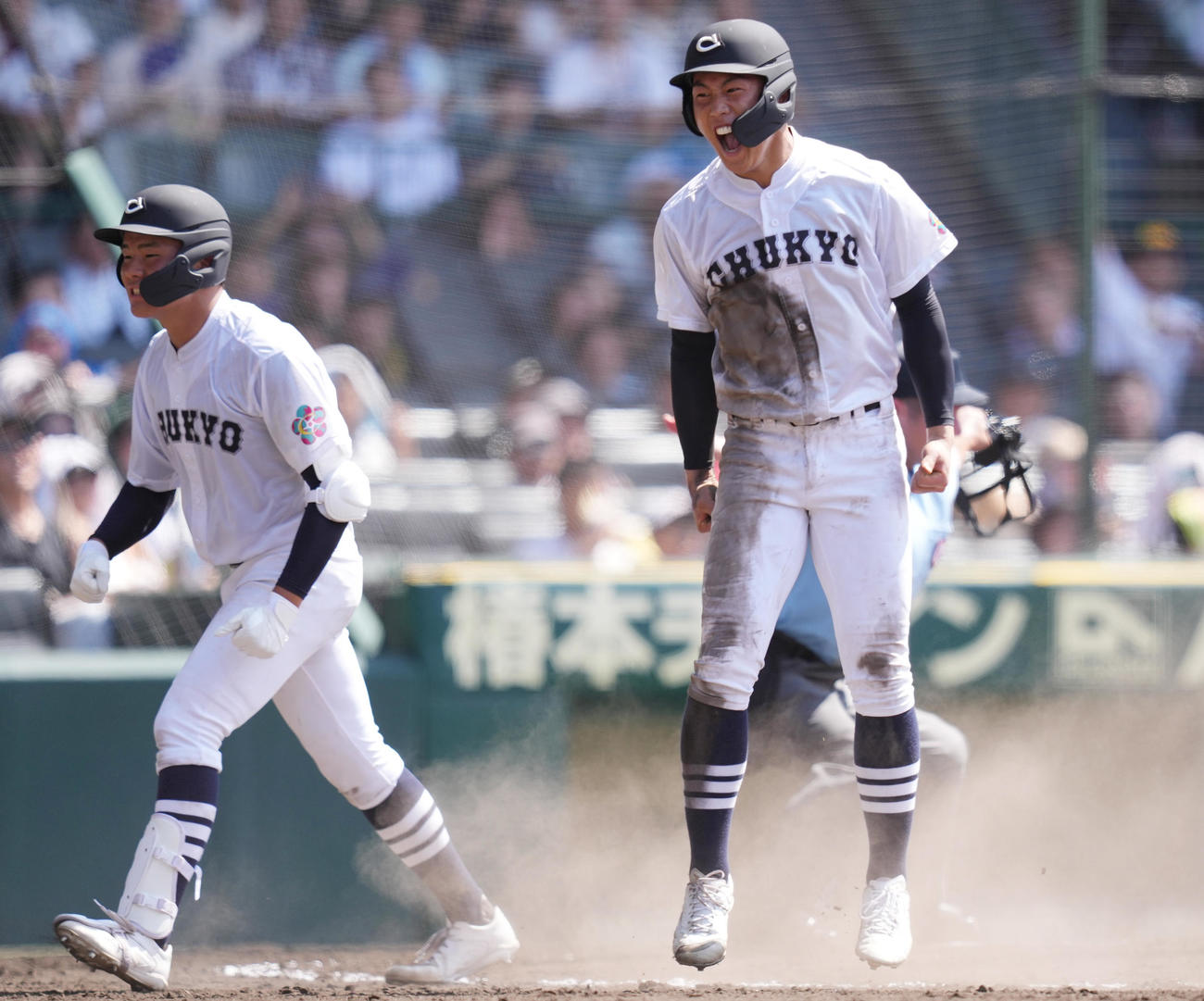 宮崎商対中京大中京　7回裏中京大中京2死一、二塁、仲の左前適時打で生還し、ガッツポーズする二塁走者山田（右）（撮影・鈴木みどり）