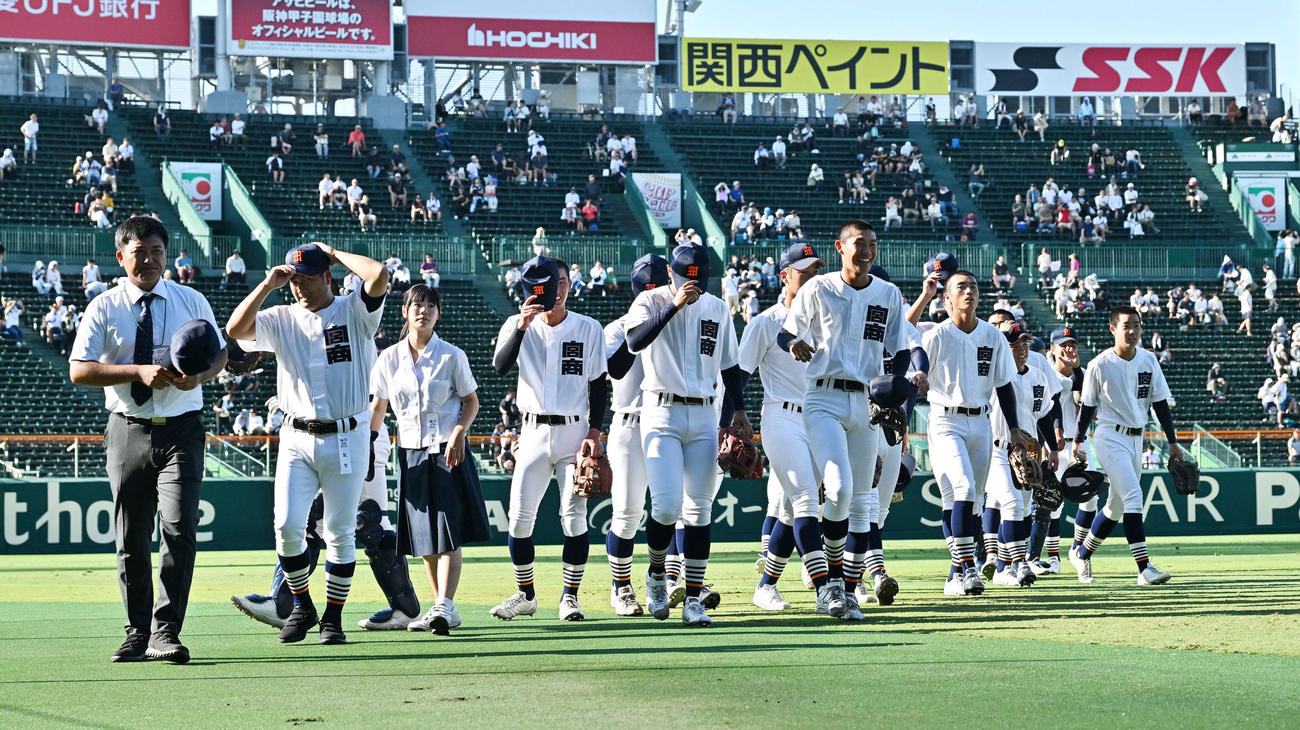 宮崎商対中京大中京　試合に臨む宮崎商の選手たち（撮影・滝沢徹郎）