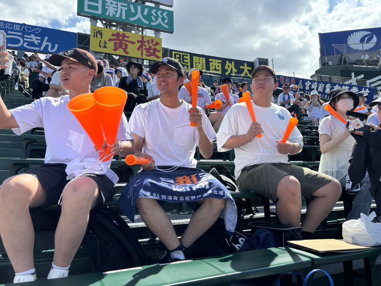 宮崎商のアルプスで応援する3年間にコロナで出場辞退した野球部の卒業生。左から伊藤桔平さん、若松大雅さん、田村蒼生さん、日野香花さん（撮影・林亮佑（撮影・林亮佑）