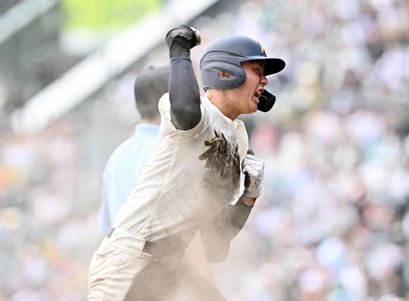 木更津総合対神村学園　7回裏神村学園1死二塁、今岡は左翼に適時三塁打を放ち雄たけびを上げる（撮影・滝沢徹郎）