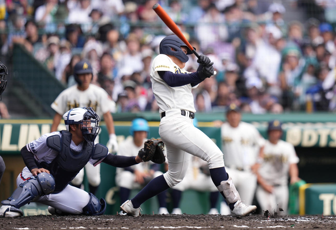 木更津総合対神村学園　2回裏神村学園2死満塁、先制の左前適時打を放つ今村（撮影・鈴木みどり）